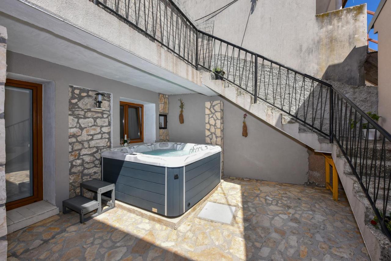 Apartment Loro With Jacuzzi Posedarje Exterior foto